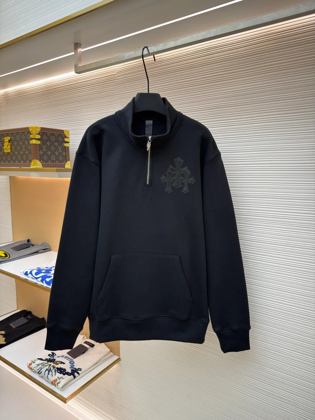 Chrome Hearts leather cross half-zip sweatshirt ●Original version: purchased and developed in 20999 ●Item number: 16802137-A75 ●Material: cotton fabric ●Technology: leather production ●Color: black ●Version: fitted version ●Weight: about 920 grams ●Size: S-M-L-XL ●Description: Made of high-weight pure cotton terry fabric, pre-shrunk to ensure wearing stability, three-dimensional leather cross labeling The half-zip neckline is equipped with a dagger-shaped zipper pull, combined with a curved hem and a kangaroo pocket. The overall wiring is straight and delicate, the fabric is comfortable and soft, and the color is consistent without color difference. It can be matched with the same style to create a fashionable look and control various occasions. Customized accessories, complete with three standards, same style for men and women!